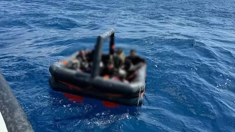 Bodrumda göçmenleri taşıyan bot batma tehlikesi geçirdi: 2 can kaybı, 4 kayıp 14 kişi kurtarıldı