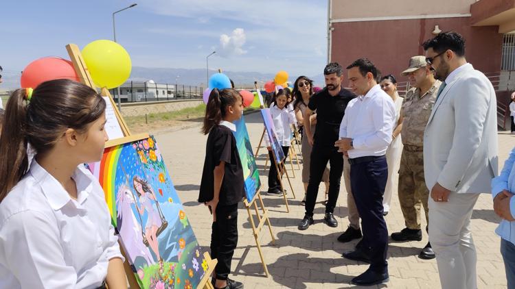 Silopi’de köy okulunda yapay zeka destekli resim sergisi