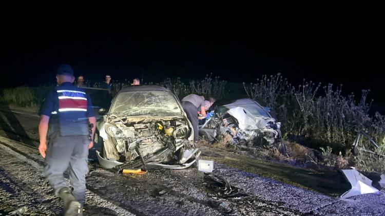 Tekirdağda kahreden olay Oğlunun kullandığı otomobili sollamaya çalışan baba, kazaya neden oldu: 3 ölü, 5 yaralı