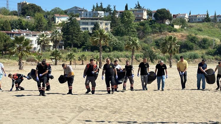 Tekirdağda liman personeli plaj temizliği yaptı