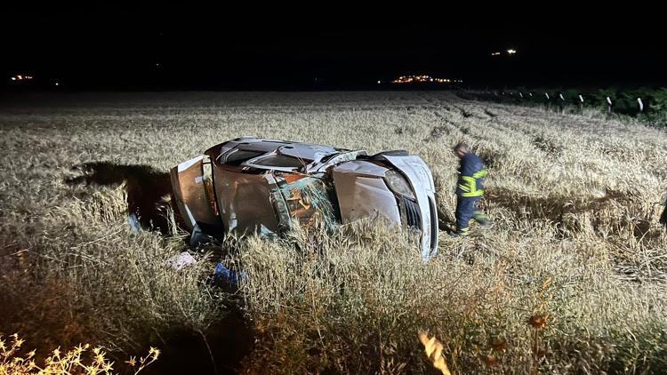 Mardinde kontrolden çıkarak tarlaya yuvarlanan otomobildeki 3 kişi yaralandı