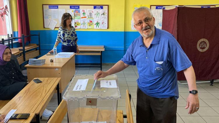 Tekrarlanan muhtarlık seçiminde eşinin yerine aday oldu