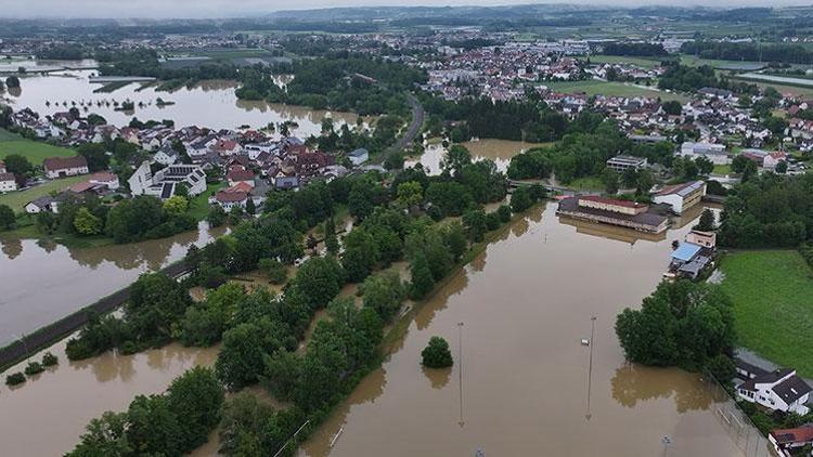Almanya’yı sel bastı: Bir itfaiye eri yaşamını yitirdi