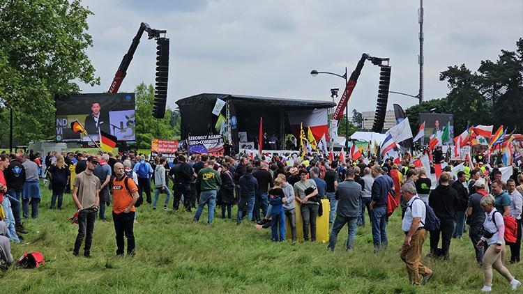 Brükselde çiftçilerden traktörlü protesto