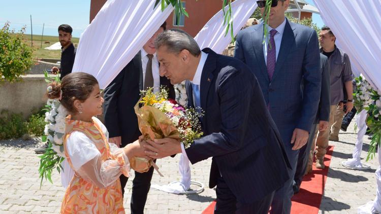 Köy okulunda mezuniyet coşkusuna Bitlis Valisi de ortak oldu