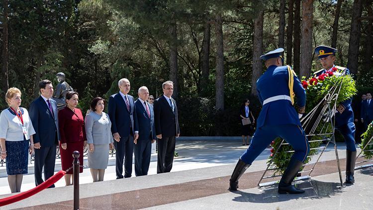 TBMM Başkanı Kurtulmuş, Azerbaycan’ın Umummilli Lideri Haydar Aliyev’in kabrini ziyaret etti