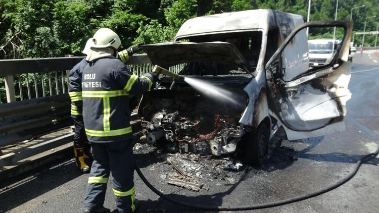 Bolu Dağında panelvan minibüs yandı