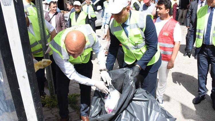 Kırıkkale Belediye Başkanı Önal, park ve bahçelerde çöp topladı