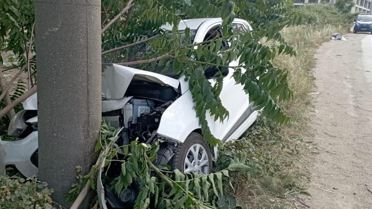 Yol kenarındaki beton direğe çarpan otomobilin sürücüsü yaralandı