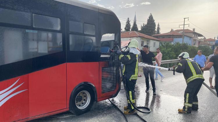 Kulada seyir halindeki halk otobüsünde yangın çıktı