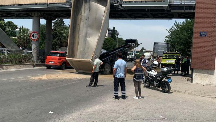 TIRın açık kalan dorsesi üst geçide çarpıp asılı kaldı