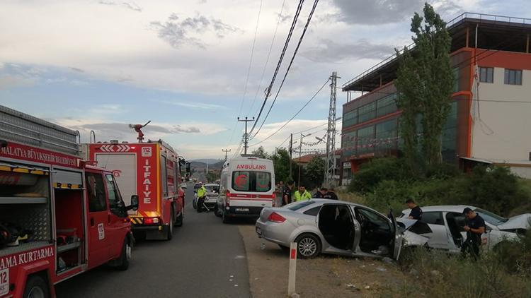 Malatya’da otomobil karşı şeride geçti: 1 can kaybı, 4 yaralı