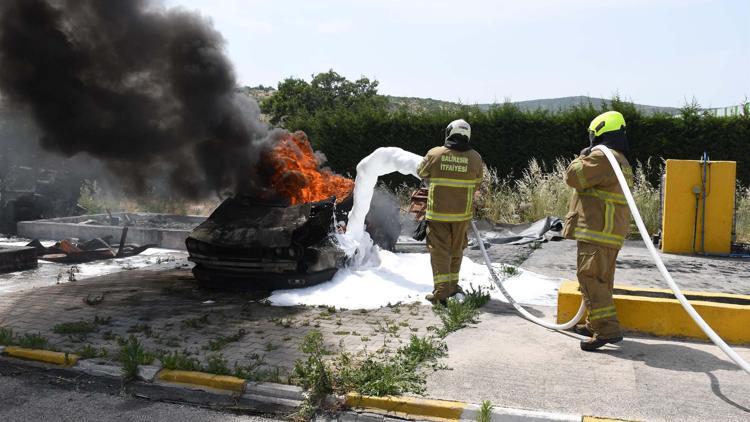 Balıkesir İtfaiyesi, elektrikli araç yangınlarına müdahale eğitimi aldı