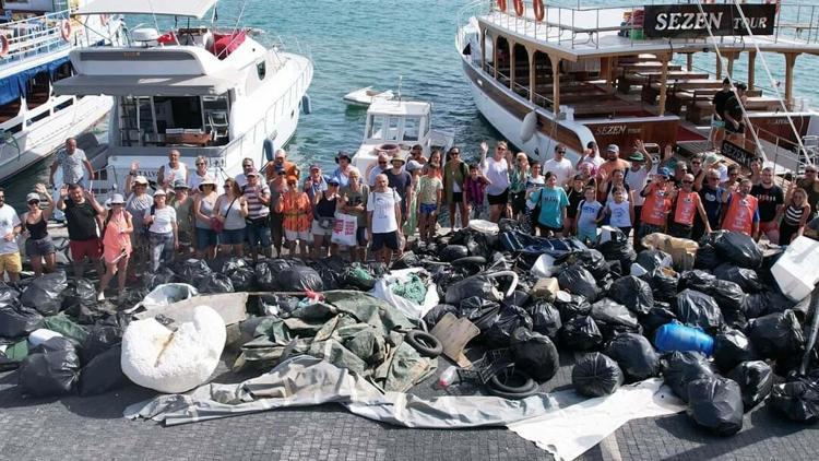 Ayvalık ilçesindeki adalarda 3 ton atık toplandı