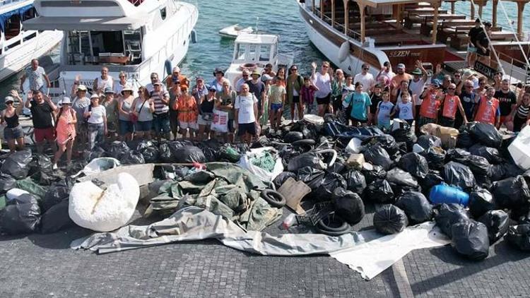 Ayvalıktaki 8 adada 3 ton atık toplandı