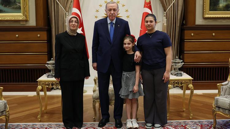 Erdoğan ile görüşmesinin detaylarını anlattı: Mücadelemiz yeni başladı… Ayşe Ateş: Kızlarım dün gece rahat uyudular