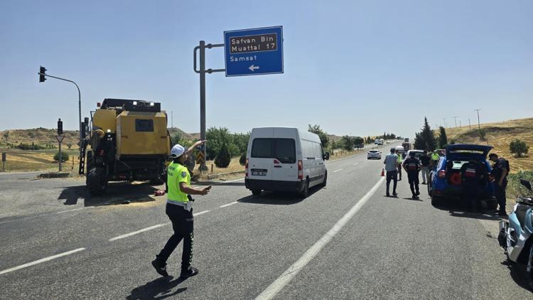 Adıyamanda otomobil ile biçerdöver çarpıştı: 3 yaralı