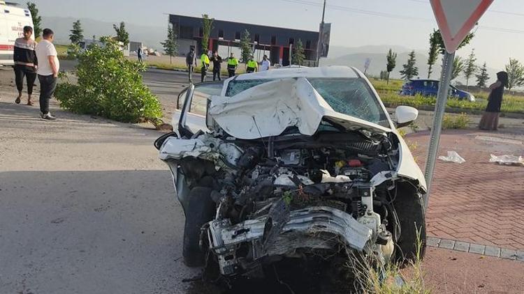 Erzurumda otomobil ile kamyonet çarpıştı: 12 kişi yaralandı