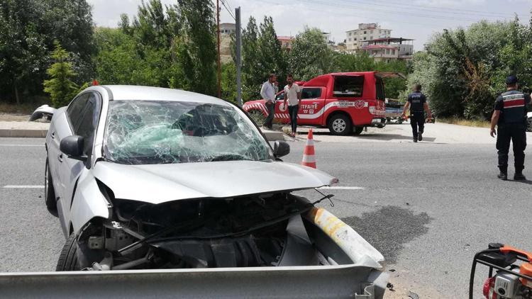 Malatyada otomobil bariyerlere çarptı: 3 yaralı