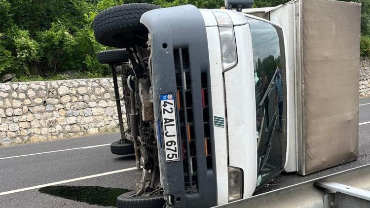 Bursa’da kontrolden çıkarak devrilen kamyonetteki 3 kişi yaralandı