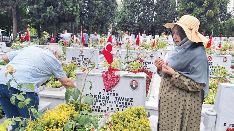 Şehitliklerde hüzün vardı