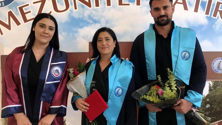 Anne ve ikizleri üniversiteden aynı gün mezun oldu