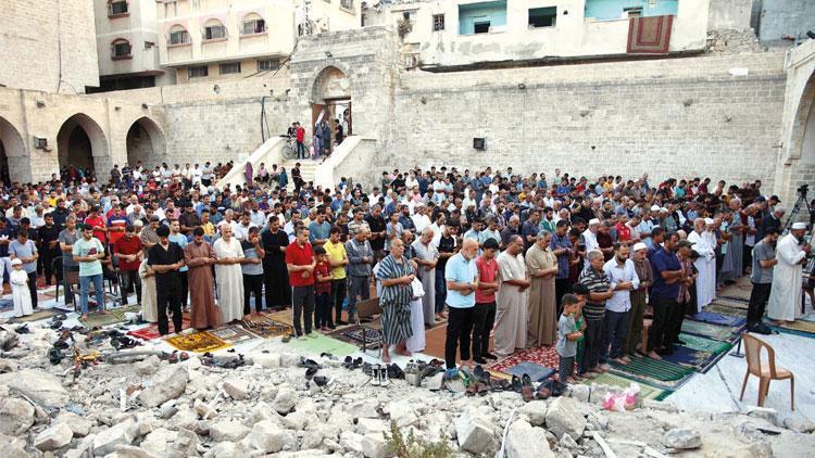 Gazze’de buruk bayram... Enkaz üzerinde bayram namazı