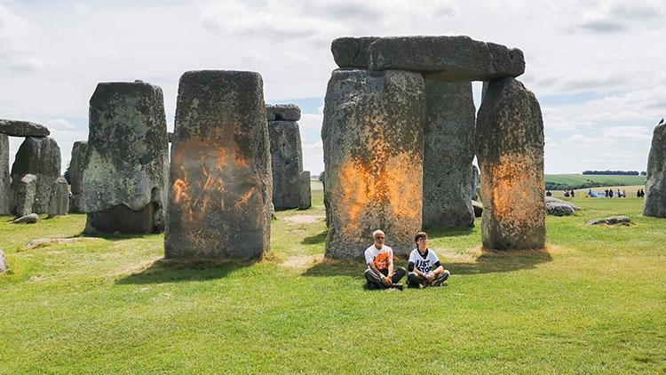 İngilterede çevreci eylemciler Stonehenge taşlarına turuncu toz boya püskürttü