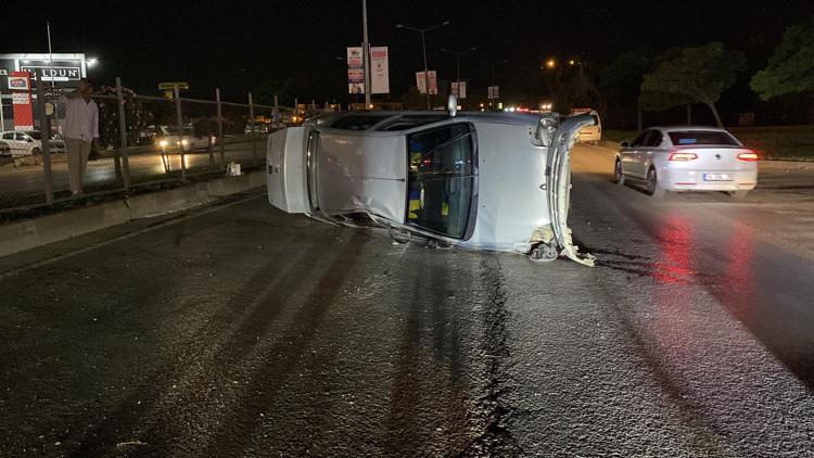 İnegölde otomobil, refüjdeki tellere çarpıp takla attı: 2 yaralı