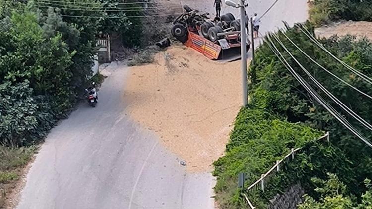 Hatay’da mucur yüklü kamyon devrildi