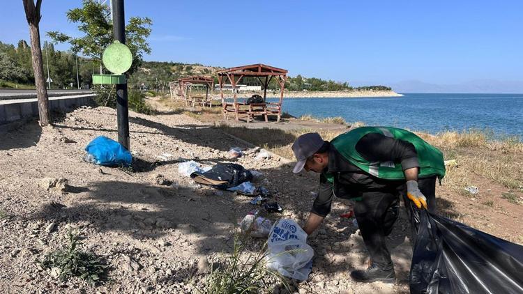 Van Gölü sahilinde  bayram tatili boyunca 2 bin 360 ton çöp ve harfiyat toplandı