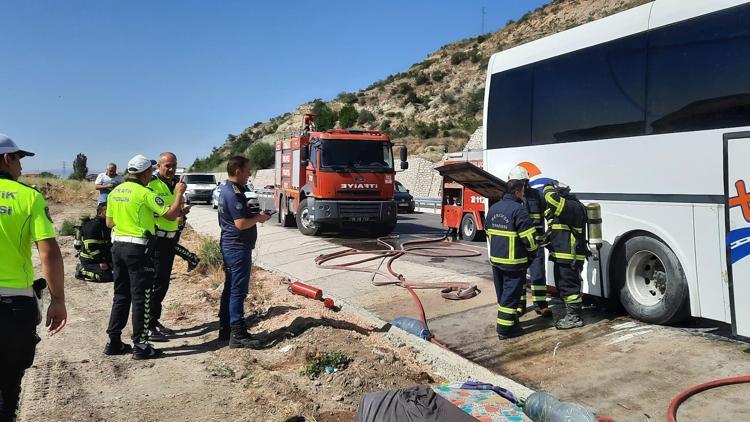 Otobüsün motor kısmında yangın çıktı, 38 yolcu tahliye edildi