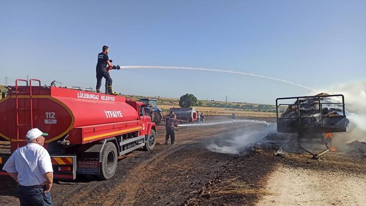 Traktör römorkundaki 300 saman balyası yandı