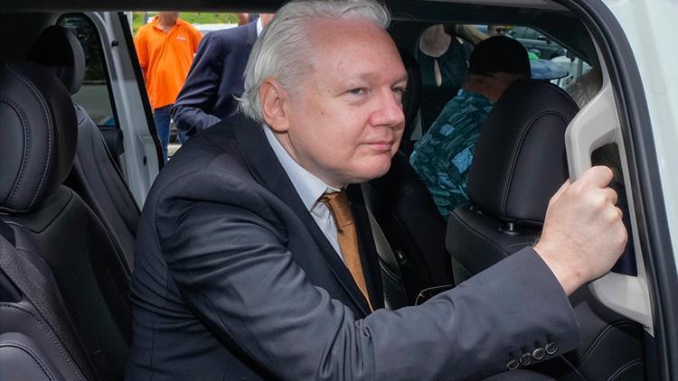 Julian Assange hakim karşısına çıktı Suçunu kabul edip serbest bırakıldı