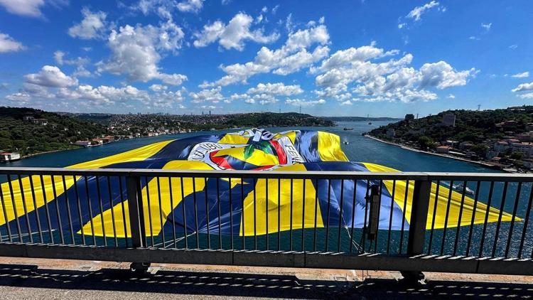TBSL şampiyonu Fenerbahçe Beko’nun bayrağı köprüye asıldı