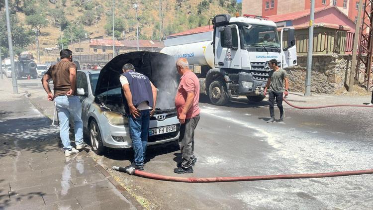 Çukurcada park halindeki otomobil alev aldı