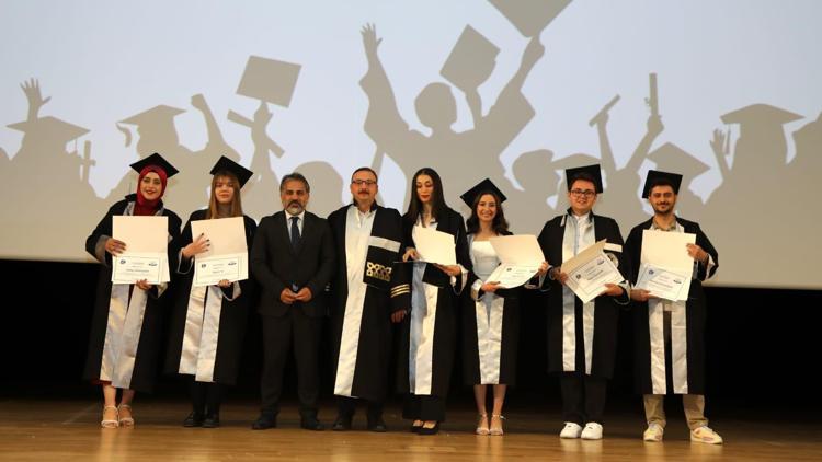 ERÜ İletişim Fakültesi 18’inci dönem mezunlarını verdi