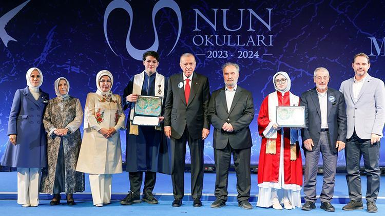 Cumhurbaşkanı Erdoğan torununun mezuniyetine katıldı, diplomasını verdi