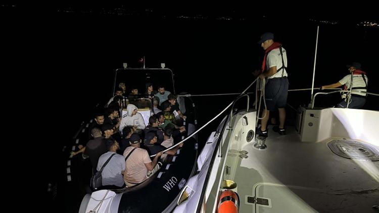 Çeşmede 21 düzensiz göçmen ve 2 göçmen kaçakçısı şüphelisi yakalandı