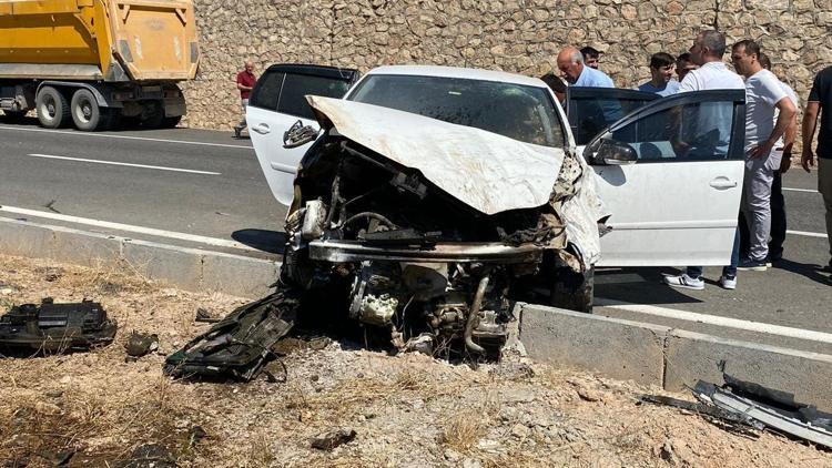 Kontrolden çıkarak refüje çarpan otomobilin sürücüsü yaralandı