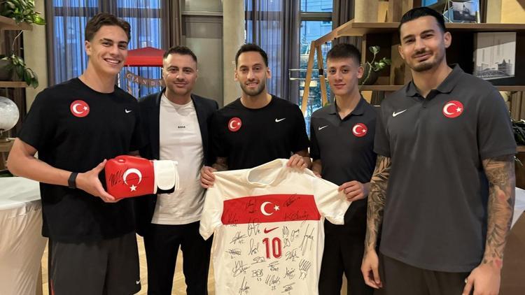 Boks eldivenleri kampa ulaştı A Millilerden Mike Tysona imzalı forma...