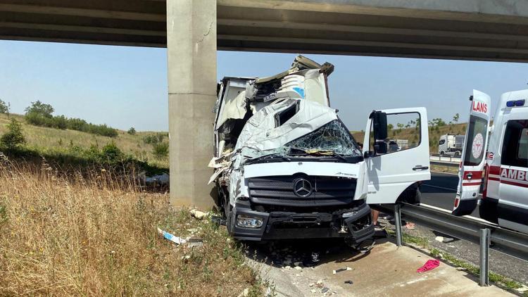 TEMde köprünün beton ayağına çarpan kamyonetin sürücüsü yaralandı