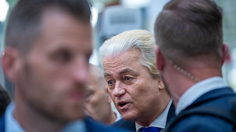 Hollandada aşırı sağ-merkez sağ koalisyon hükümeti kuruldu