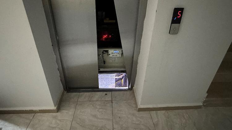 6 katlı apartmanda feci olay Asansör kabini ile duvar arasına sıkışan kadın öldü