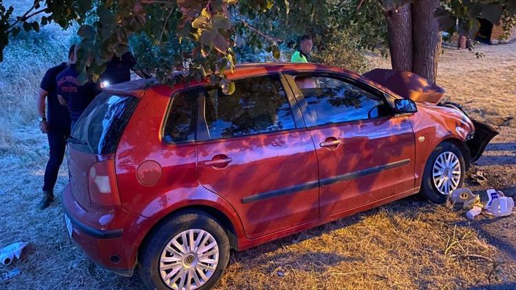 Otomobil ağaca çarptı: 2 ölü, 6 yaralı