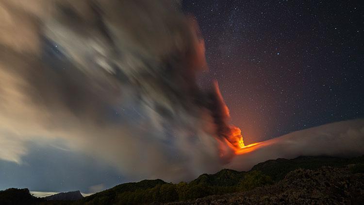 Etna Yanardağı yeniden faaliyete geçti