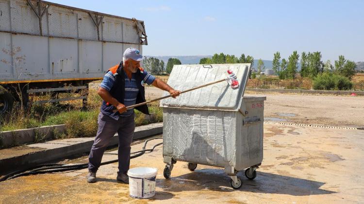 Turhalda çöp konteynerleri ilaçlanıyor