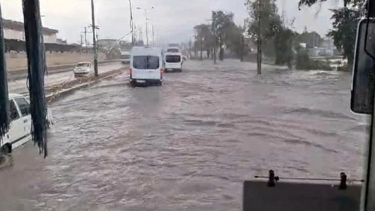 İskenderunda sağanak, yollar göle döndü