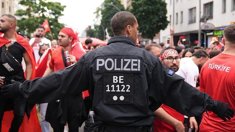 UEFAdan sonra bir skandal daha Berlinde Türk yürüyüşüne polis engeli