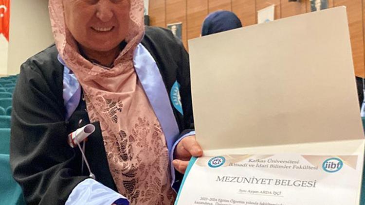 69 yaşında üniversiteden mezun oldu, diplomasını bozkurt işareti yaparak aldı